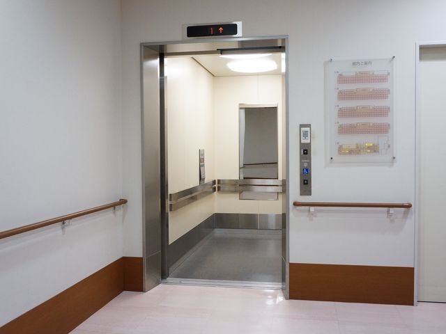 手すり付きエレベーター入口 エレベーター 手すりが設置されたエレベーター入口です。移動がしやすく、ご高齢の方々にも安心です。