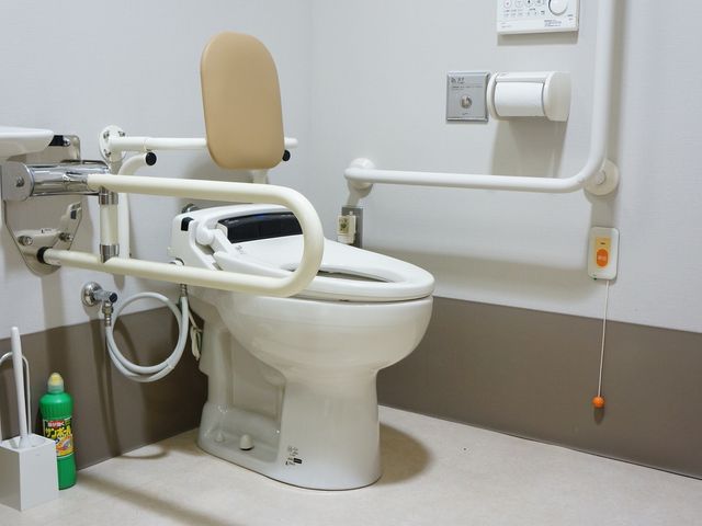 手すり付きトイレ設備 トイレ ゆとりあるスペースのトイレは、手すりが整っており、安全にご利用いただけるように配慮されています。