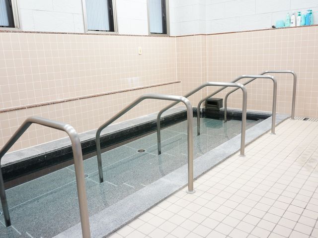 安全な手すり付き浴室 浴室 手すりが設置された清潔で広々とした浴室です。安心して入浴をサポートいたします。