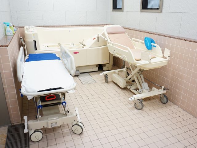 機能的な浴室設備 浴室 バリアフリー設計の清潔な浴室です。安全に配慮された入浴サポート設備が整っており、快適な環境で勤務できます。