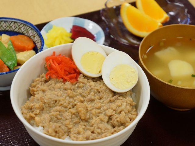 手作り和食の食事 食事 手作りの温かい食事が日々提供され、バランスの良い栄養管理を心がけています。
