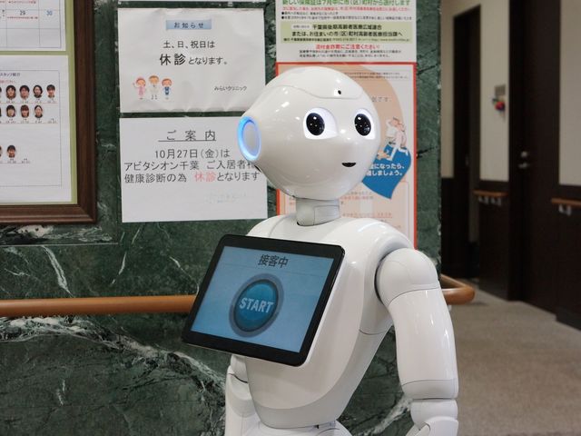 ロボットと掲示物の廊下