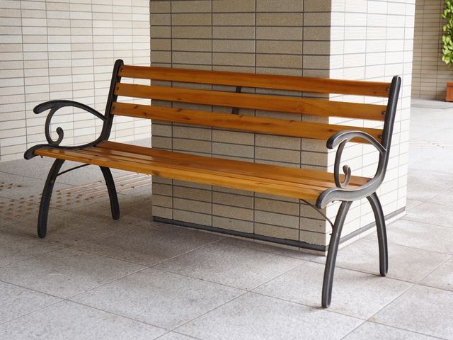 休憩用のベンチ 玄関 ゆったりとしたベンチが設置された安らぎのスポットです。ここで心地よいひとときを過ごせます。