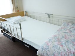 快適な居室のベッド