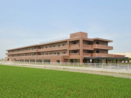 広々とした施設の外観