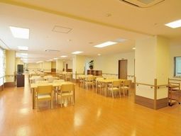 広々とした明るい食堂