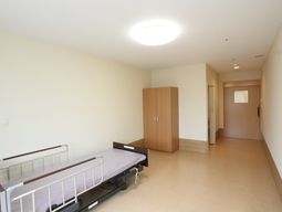 明るい個室の居室