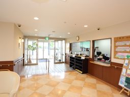 明るいエントランスの様子