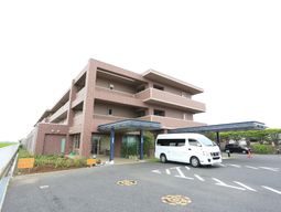 多階層建物と駐車場