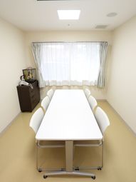 白い会議用テーブルと椅子