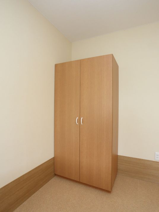 シンプルな木製クローゼット