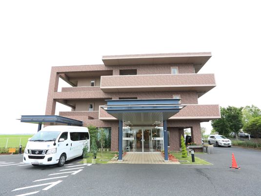 明るい外観の施設エントランス