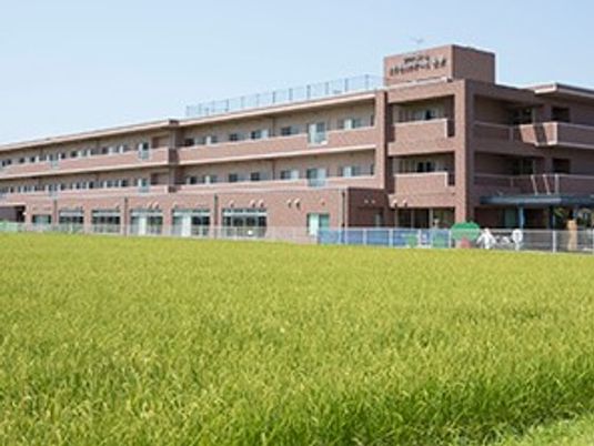 建物外観と広い芝生  