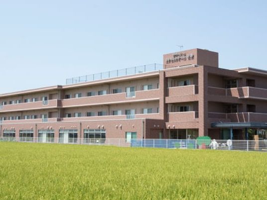 建物外観と芝生の庭  