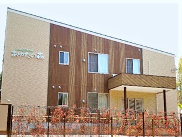 明るい外観の施設建物 外観 陽光が差し込む温もりのある外観です。緑に囲まれた落ち着いた環境で、安心してご就業いただける空間となっております。