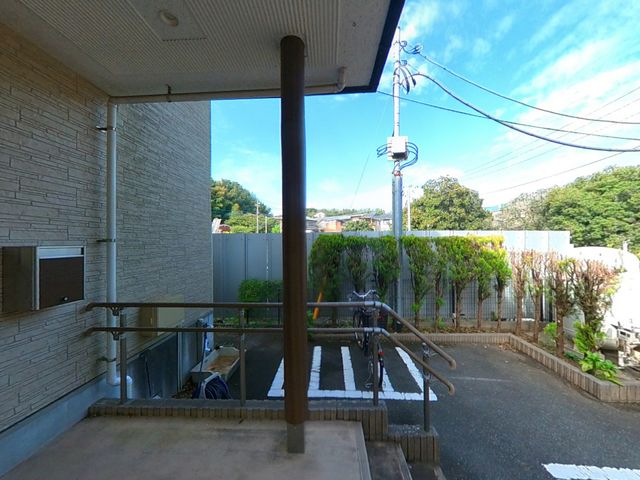 屋外のバリアフリー通路 エントランス 安全な手すり付きの通路が整備され、車椅子でも安心して移動できる造りになっています。