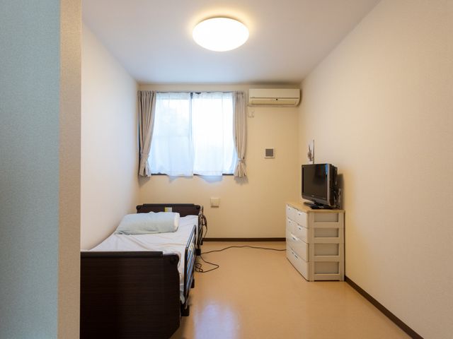 ゆとりある居室 居室 広々とした空間の居室です。明るい窓の光と清潔感のある設えで、安らぎのひとときをお過ごしいただけます。