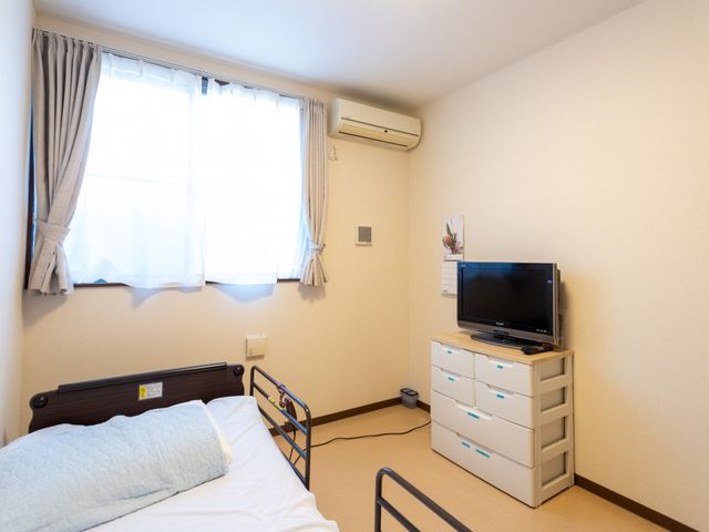 広々とした居室 居室 ゆったりとした空間の居室です。窓からは自然光が差し込み、温かい雰囲気を感じられます。