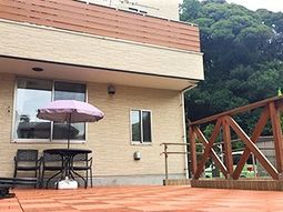 広々テラスのある外観