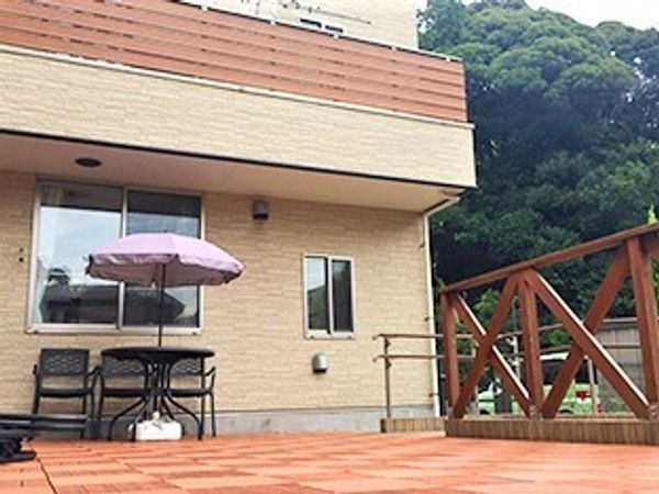 広々テラスのある外観