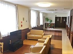 清潔な廊下と応接セット