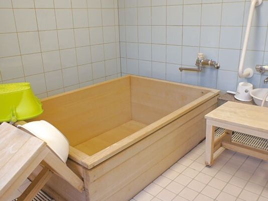 ゆったりした木製の浴槽