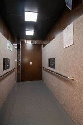 手すり付きのエレベーター内部