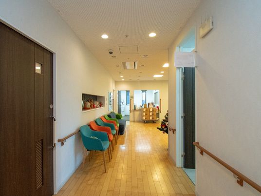 色鮮やかな椅子の廊下