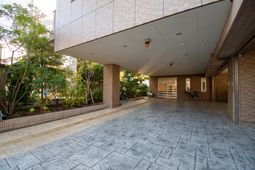 エントランス広々明るい