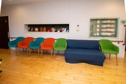カラフルな椅子のある休憩室