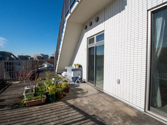 晴れた日の屋外スペース