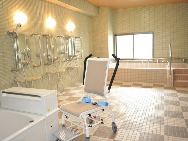 パステルタイルの浴室 浴室 広めの浴室は、使いやすさを考慮した設計です。床は滑りにくく安全に配慮されています。