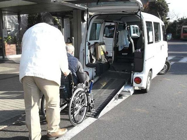 車椅子で乗車可能な車 外観 車椅子のまま安全に移動できる車両です。仕事の際にも便利です。
