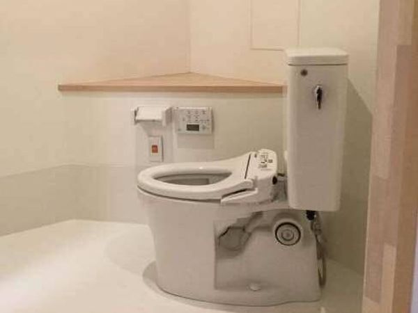 清潔なトイレの一室