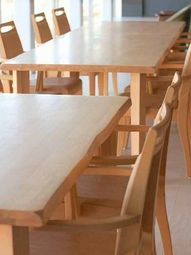 明るい食堂のテーブルと椅子