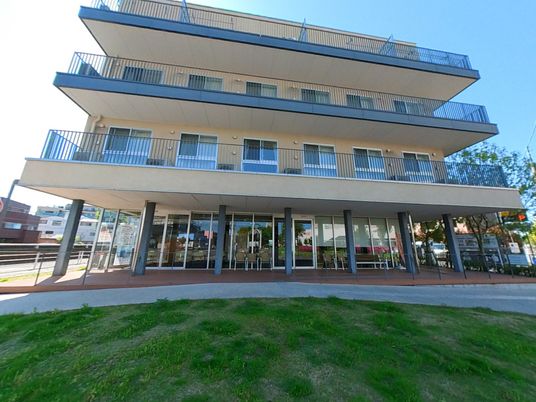 広々とした建物外観