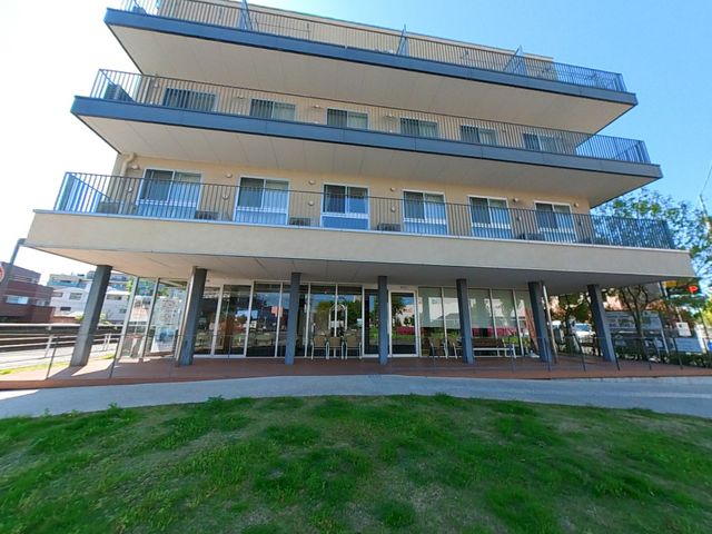 広々とした建物外観 外観 広々とした建物で、さわやかな緑のスペースがあります。採光が良く、明るい雰囲気です。