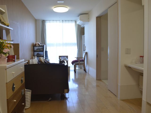 明るく開放的な居室 居室 自然光が差し込む明るい居室です。快適な生活空間が整っています。