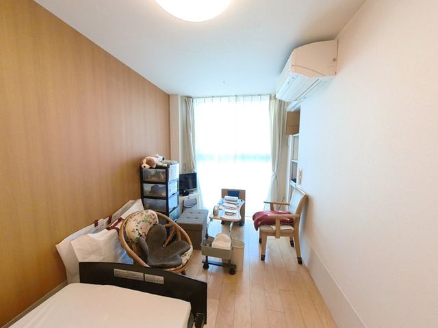 明るい個室 居室 日当たりの良い個室で、明るく開放感のある空間です。快適に過ごせる居室になっています。
