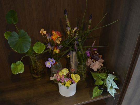 色とりどりの花の飾り台