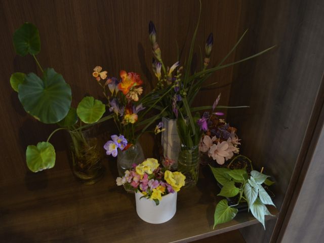 色とりどりの花の飾り台 内観 季節の花々が飾られた台です。施設内を彩り、心を和ませます。