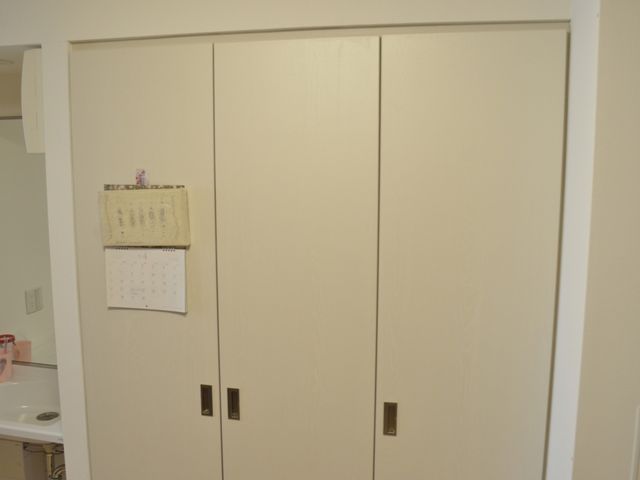 クローゼットのある部屋 クローゼット 収納が充実しており、使いやすい設計です。カレンダーで生活の計画を立てられます。