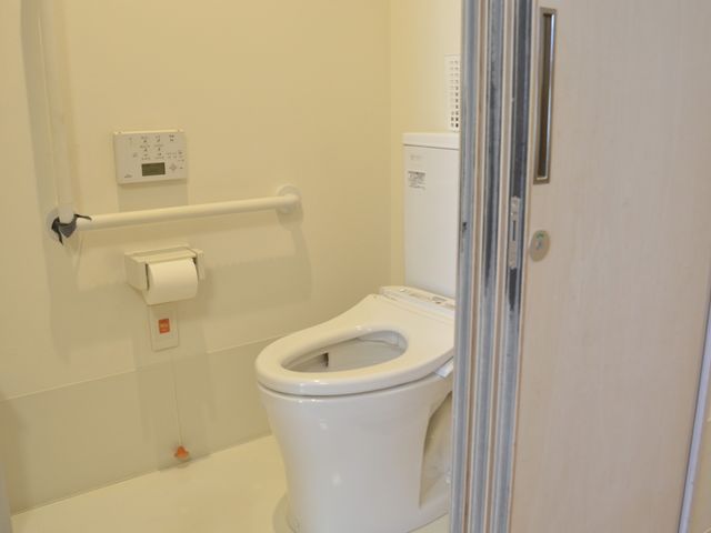 安全に配慮されたトイレ トイレ 手すりが設置され、安心して利用できるトイレです。清潔で使いやすい空間になっています。