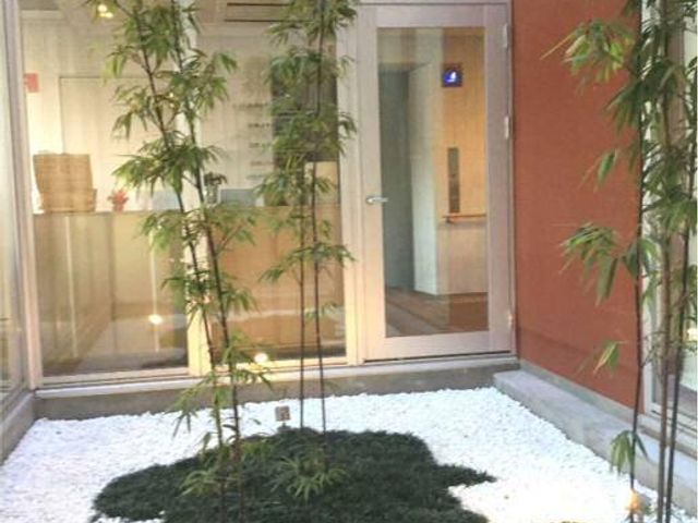 緑豊かなエントランス 外観 ガラス越しに見える植物が心を癒し、明るく開放的な空間への入り口です。