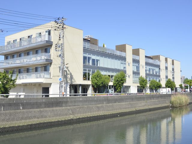 川沿いの建物 外観 水辺に面した建物は、落ち着いた環境で働くことができる場です。周囲の景色が魅力です。