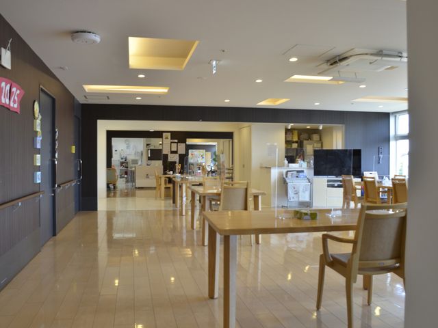 広々とした食堂 食堂 広々とした空間で、自然光が入り明るいです。ゆったりとした席配置により、訪れる方々が快適に食事を楽しめます。