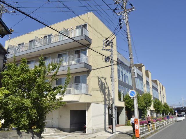 モダンな建物の外観 外観 シンプルでモダンなデザインの建物です。周囲に緑があり、穏やかな環境でのお仕事が期待できます。