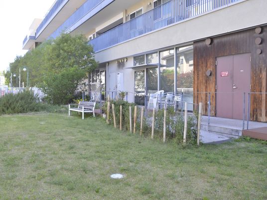 緑豊かな庭の外観