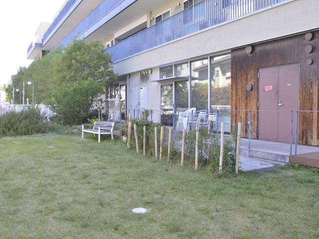 緑豊かな庭の外観 外観 緑に囲まれたリラックスできる空間が広がり、働く中で心地よい環境が整っています。