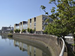 川沿いの建物外観